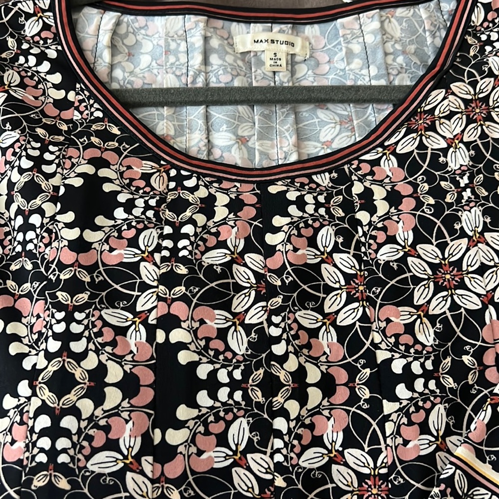 MAX STUDIO Size Small, 3/4 sleeve, knee-length floral print dress.